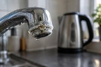 Acqua del rubinetto dura: cosa significa, come accorgersi e rischi e benefici in base nuovo studio su 500mila persone