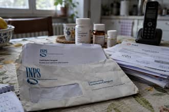 Caregiver legge 104, 400 euro al mese ma la nuova legge non risolve problemi su lavoro, pensioni e contributi