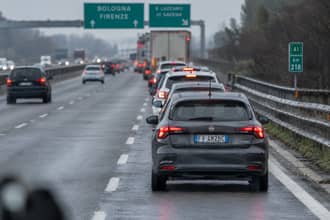 Chi va troppo piano in auto rischia sanzioni: quando, perch� e l�aggiunta del nuovo codice della strada 2026