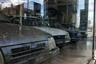 Concessionario Ford abbandonato con diverse nuove auto intatte anni 80: come � stato trovato e chi segretamente lo custodiva
