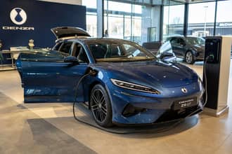 Denza, il marchio premium di Byd apre il suo primo negozio a Torino, i modelli della gamma e la sfida a Fiat, Jeep e Alfa Romeo