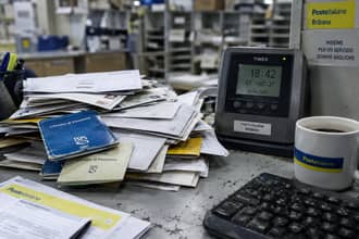 Dipendente Poste sanzionata per aver lavorato troppo, 75 minuti in pi� per finire delle pratiche: com'� finita