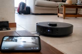 Era geloso e scopre il tradimento della moglie grazie al robot aspirapolvere: la sentenza finale � paradossale