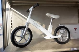 Esaurita in poche ore: la bici senza pedali da 225 dollari targata Tesla inventata da Elon Musk
