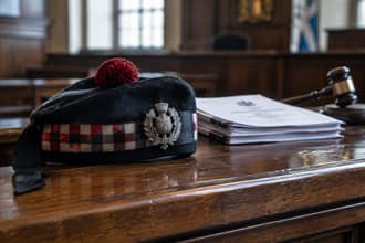 Escluso dall'eredit� da circa 460mila euro per un cappello al funerale: la causa che divide due fratelli
