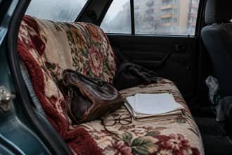 Anna, insegnante per una vita a 84 anni viva in auto perch� casa gliel'ha venduta la figlia ma sorride lo stesso
