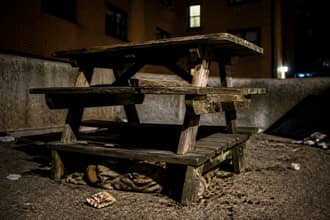 Ha un lavoro fisso in un grande magazzino a Padova, ma di notte dorme per terra e si ripara dai topi con 2 tavoli