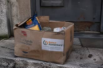 I nuovi poveri crescono in Italia: chi sono, cosa fanno, quanto guadagnano secondo rapporto Banco Alimentare