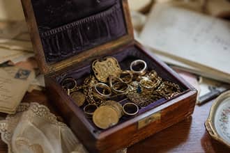 L'oro della nonna vale una fortuna, il patrimonio nelle case vale 150 miliardi di euro: cosa contiene davvero