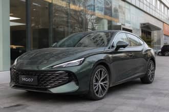 La MG 07 debutta a 13.900 euro con anche una versione ibrida plug-in e sfida la Porsche Panamera