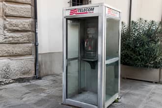 Le cabine telefoniche sono usate una volta ogni 3 giorni ma non spariscono e si stanno trasformando in altro