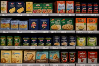 Licenziata dopo 27 anni nonostante caregiver di 2 figli disabili: teneva i prodotti in supermercato per raggiungere i premi