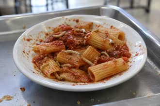 Licenziate 2 addette per larve nella pasta dei bambini in mensa: la decisione del tribunale di Treviso