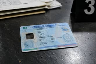 Presenta una carta identit� elettronica senza chip, da vittima passa subito a indagato: cosa c'� dietro la scelta dei Carabinieri