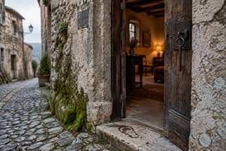 Il paese fantasma in Abruzzo diventato un albergo diffuso di successo: la storia straordinaria di Daniele Kihlgren