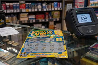 Una 36enne vince 50 euro al Gratta e vinci, ma vuole un milione dal tabaccaio: cosa � successo realmente