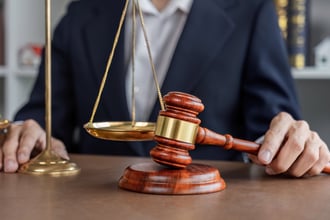 Guida al pignoramento presso terzi, dalla procedura per farlo ai crediti esigibili fino ai limiti e come difendersi