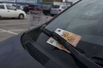 50 euro sotto il tergicristallo e pochi secondi con le spalle rivolte all'auto per farsi derubare: il nuovo trucco dei ladri
