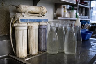 Acqua nei bar e ristoranti irregolare in oltre un controllo su due dei Nas: cosa hanno trovato e i rischi