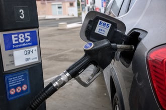 Aumenti benzina e diesel, la nuova tendenza per risparmiare � allungare con l'etanolo in Francia, cosa si pu� fare in Italia