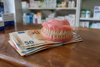 Bonus dentiere in manovra finanziaria ma niente pensioni o taglio tasse: siamo sempre alle solite