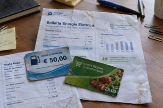 Buoni benzina, spesa e bollette in busta paga a rischio: dopo il 2027 i fringe benefit esentasse possono sparire