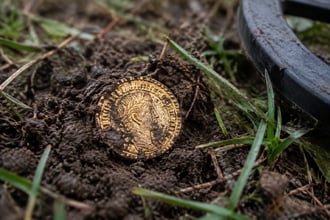 Cercatori con il metal detector, lavoro o passione: quando la realt� va ben oltre la fantasia come dimostrano queste 2 storie
