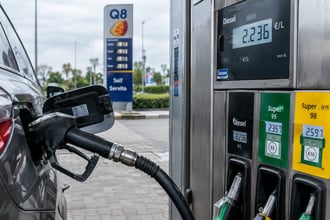 Come cambiano prezzi carburanti con ritorno accise mobili, tetti massimi, interventi regionali e di alcune aziende