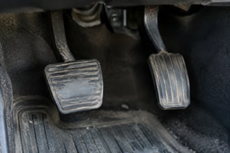 Come guidare per evitare piccole abitudini sbagliate che rovinano l'auto e la fanno portare spesso dal meccanico
