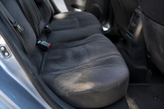 Cosa controllare sui sedili posteriori, bagagliaio, tappetini prima di comprare un'auto usata