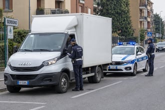 Documenti in regola, nessun problema: ma dentro al camion la Polizia a Seregno trova l'inaspettato