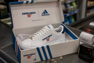 Dopo le sneaker Lidl, Esselunga lancia le sue scarpe per la Fashion Week: 3mila paia destinate a diventare da collezione