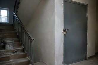 Ha murato un pezzo di scala del condominio per farci un proprio ripostiglio: la sentenza del giudice spiazza