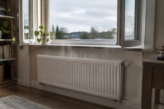 I 3 consigli Enea su riscaldamento in casa: quanti gradi tenere, lasciare le finestre aperte e non stendere sui termosifoni