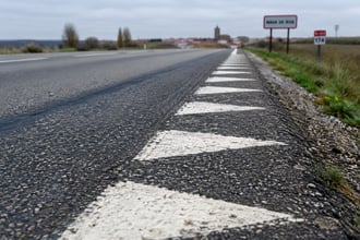 I nuovi segnali dei denti di drago sulle strade: a cosa servono e come modificano la guida dell'auto