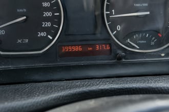 Io guido una Bmw perfetta del 2005, mia moglie un'auto da 100mila euro che non va: il racconto di un meccanico
