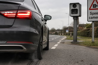 Mossa del canguro per evitare la multa dell'autovelox: perch� non serve e mette solo a rischio