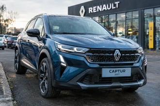 La nuova Renault Captur 2027 cambia completamente look con l'ambizione di tornare a essere il primo B-Suv pi� venduto in Italia