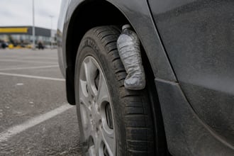 La truffa della bottiglietta di plastica nella ruota: cosa succede se la si trova e come difendersi
