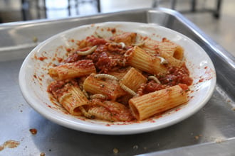 Licenziate 2 addette per larve nella pasta dei bambini in mensa: la decisione del tribunale di Treviso
