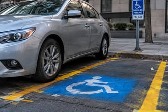 Luca parcheggia la sua auto a Roma e di notte diventa un posto per disabili: come � potuto accadere