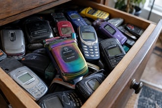 Luca Rampone, il pi� grande collezionista di cellulari con 5mila pezzi e i telefonini che se si trovano valgono tanto