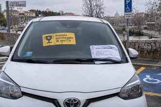 Una Toyota in un posto per disabili a Roma trova sul parabrezza un adesivo inaspettato: cosa � successo dopo