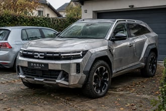 Pap� pragmatico, figli sognatori: la Dacia Bigster in versione Cybertruck mette d'accordo tutta la famiglia
