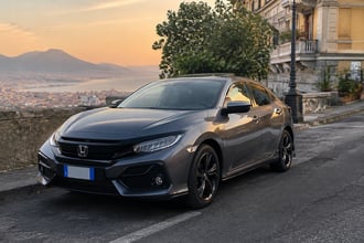 Parcheggia la sua Honda Civic a Napoli, ritorna e pensava di trovare una sanzione: in realt� c'era una sorpresa