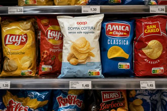 Patatine nel mirino di Altroconsumo, la prova di 200 marchi: poche raggiungono sufficienza e marche famose deludono