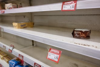 Pochi prodotti nei supermercati, pi� acquisti: gli italiani corrono a fare scorte nei supermercati come spiega Federdistribuzione 
