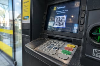 Postamat e tasto 9, la verit� dietro le false promesse di prelievi di contanti facili quando si preleva alle Poste