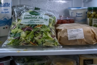 Pranzo con insalata in busta e panino con affettati: un'abitudine di molti pu� causare problemi anche dopo 2 mesi