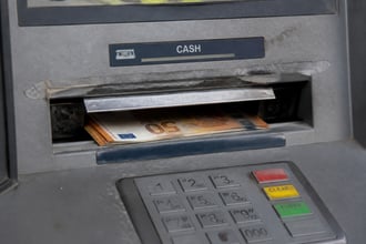 Il bancomat trattiene i contanti e il conto si svuota: come funziona il cash trapping e come difendersi